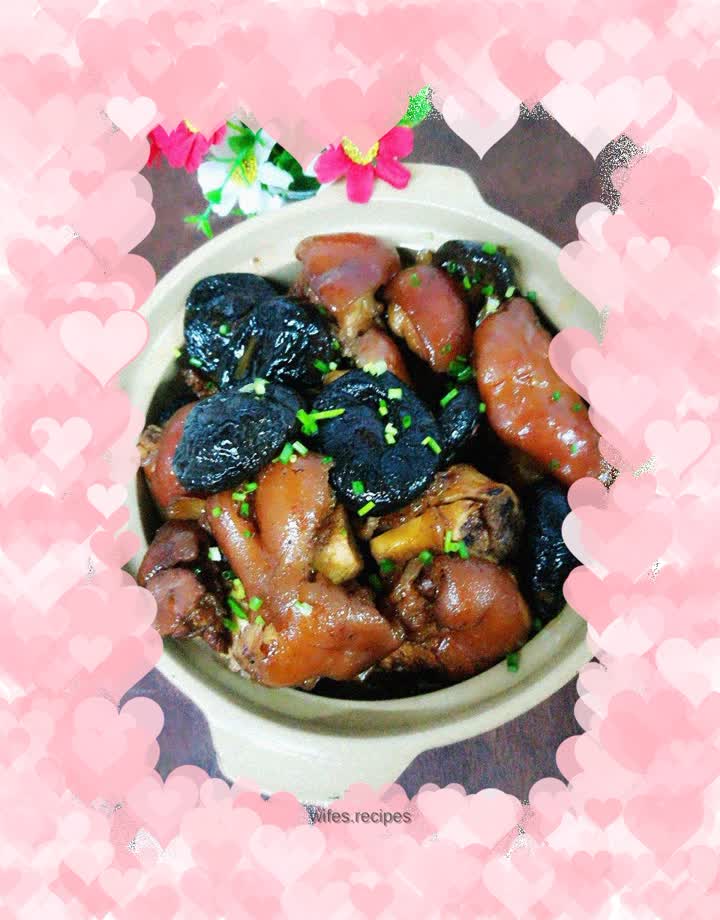 Braised pork trotters with mushrooms