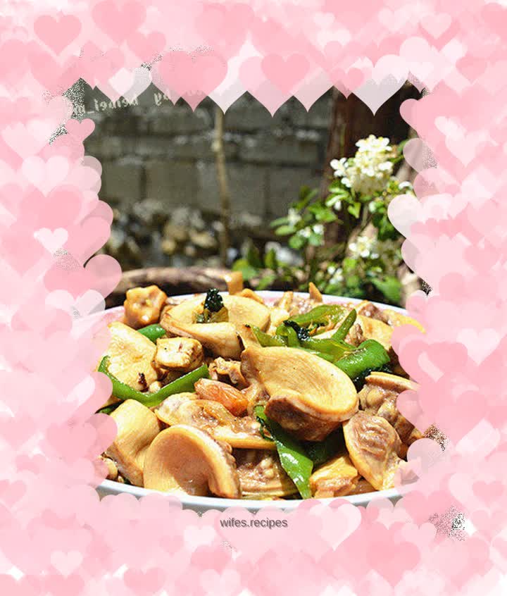 Stir-fried raw sausage with chili and perilla