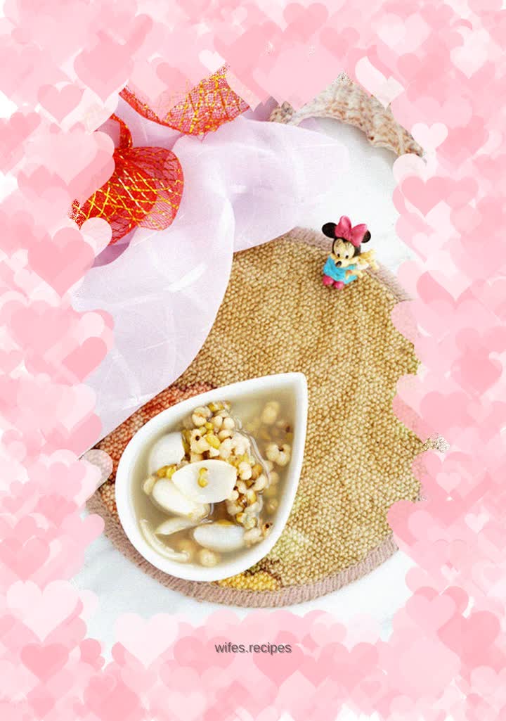 Mung bean barley and lily soup