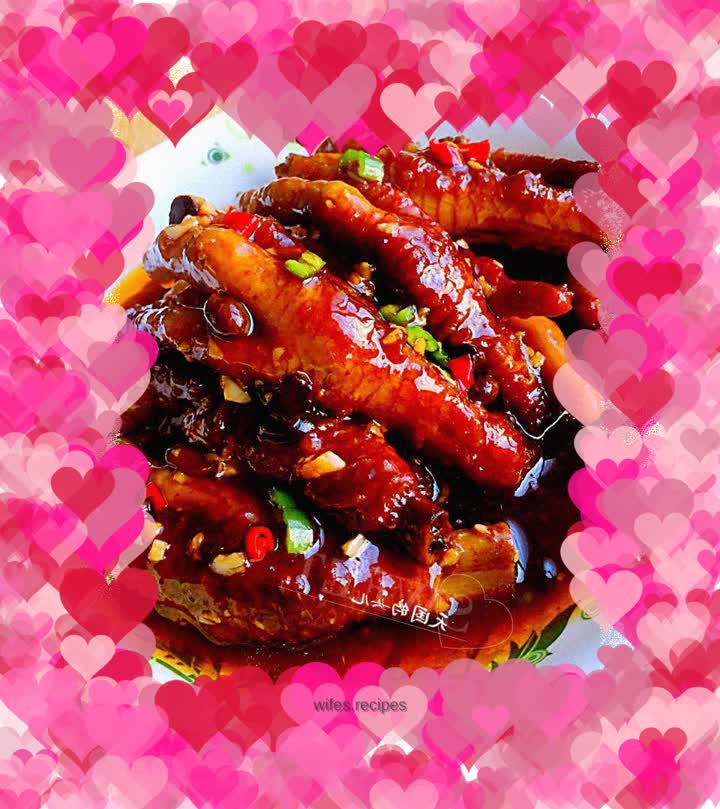 Chicken feet with black soy sauce